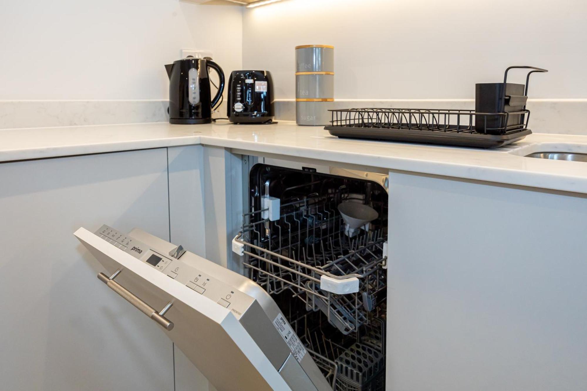 Modern 2 Bed Near Wythenshawe Hospital And Manchester Airport With Parking Buitenkant foto